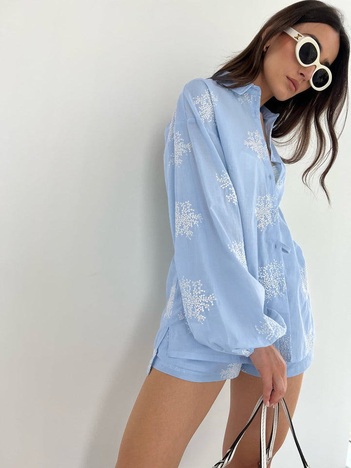 Two-piece women's summer shorts set with plant embroidery