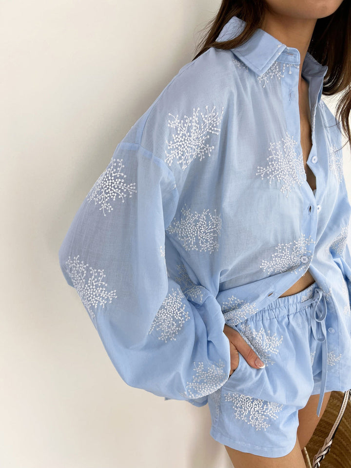 Two-piece women's summer shorts set with plant embroidery