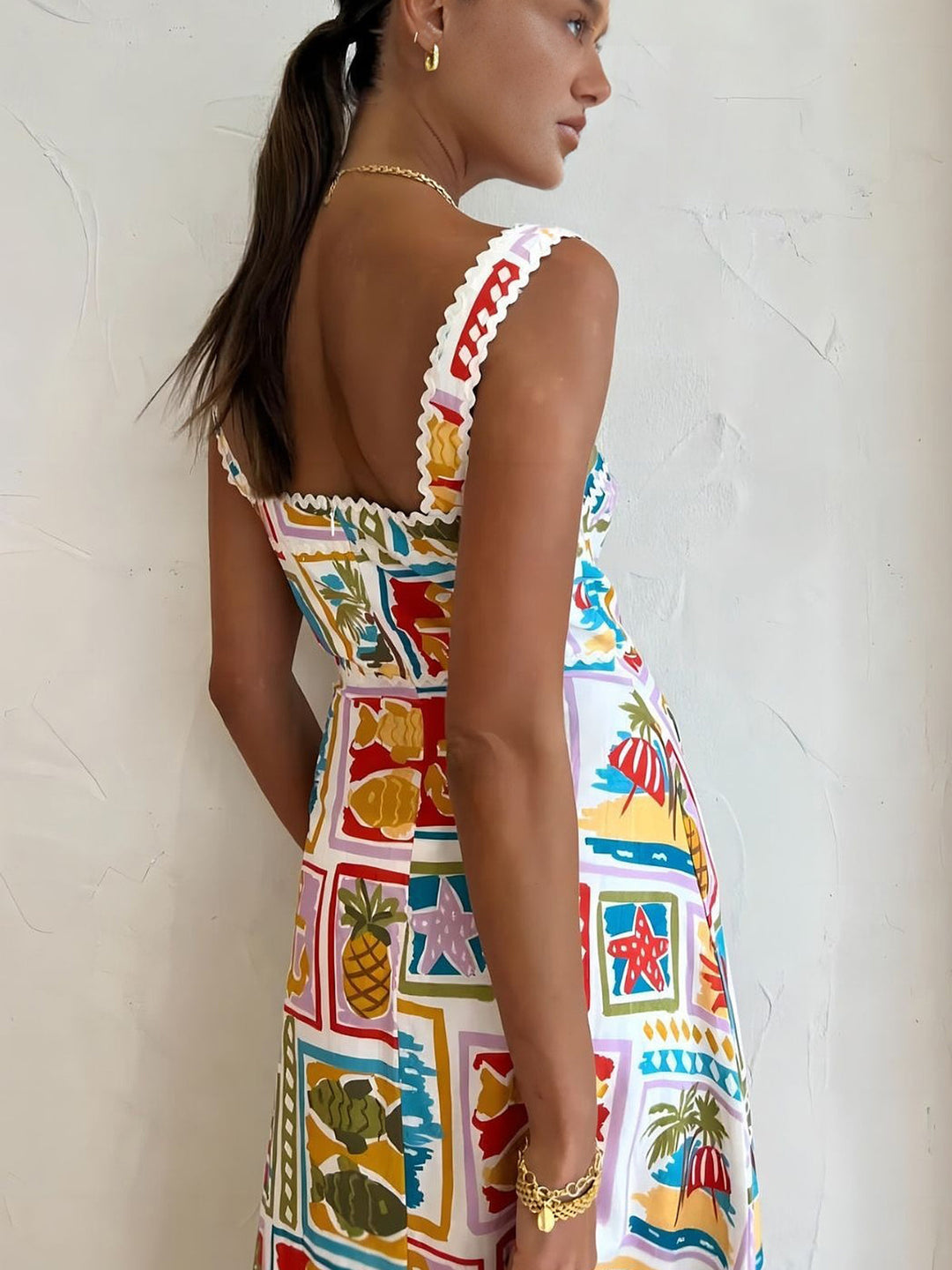Sleeveless maxi dress with graffiti print – summer fashion with artistic flair