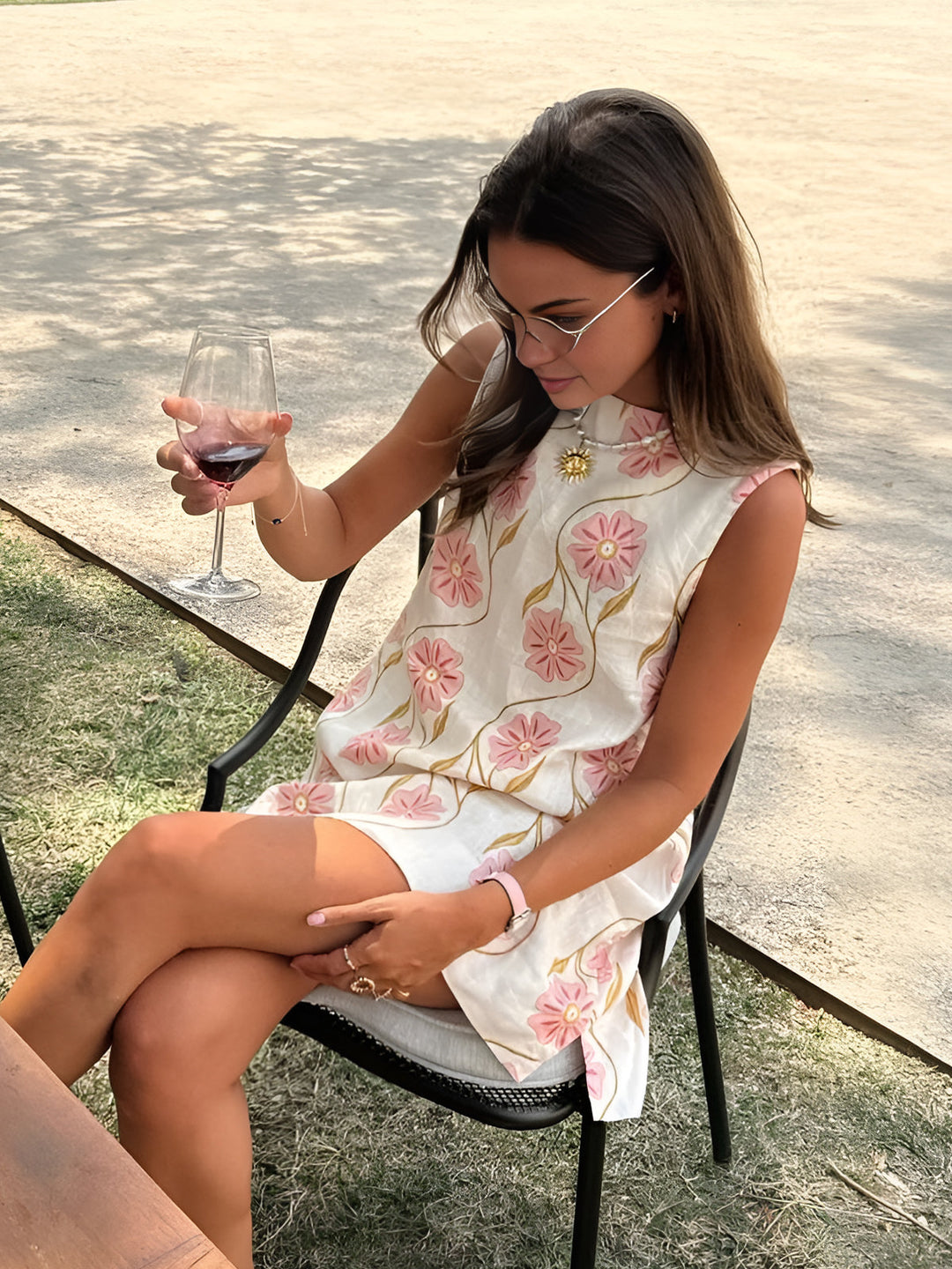 Sleeveless mini dress with romantic floral pattern – summer dress