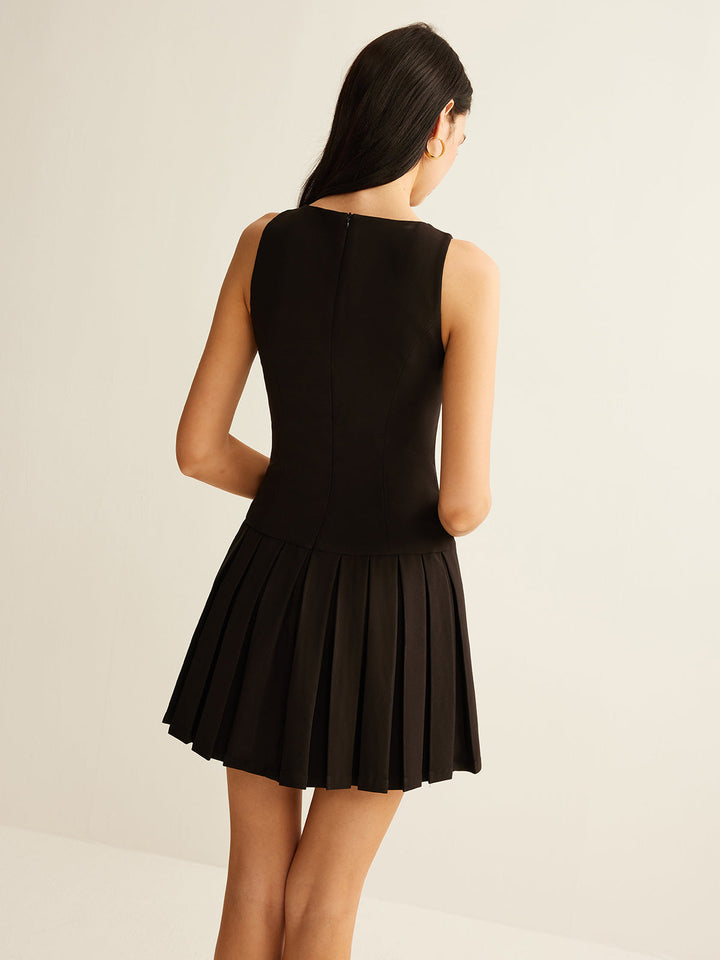 Elegant Sleeveless Mini Dress with Pleats and Metal Buttons