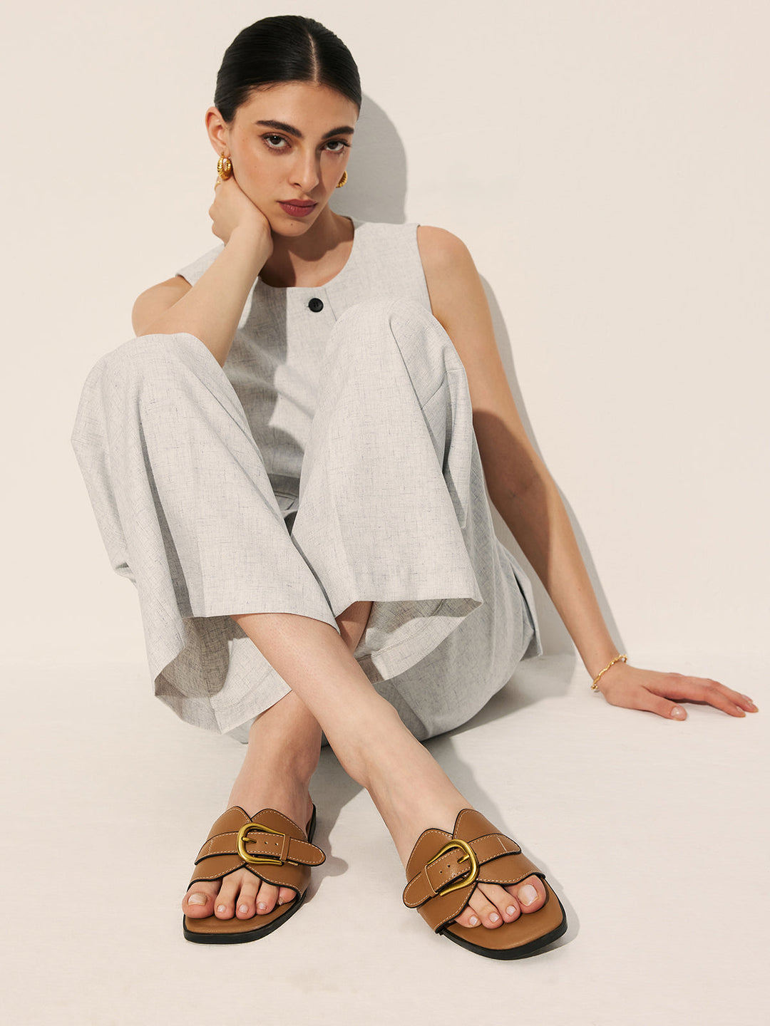 Women's foot-supporting sandals with buckles