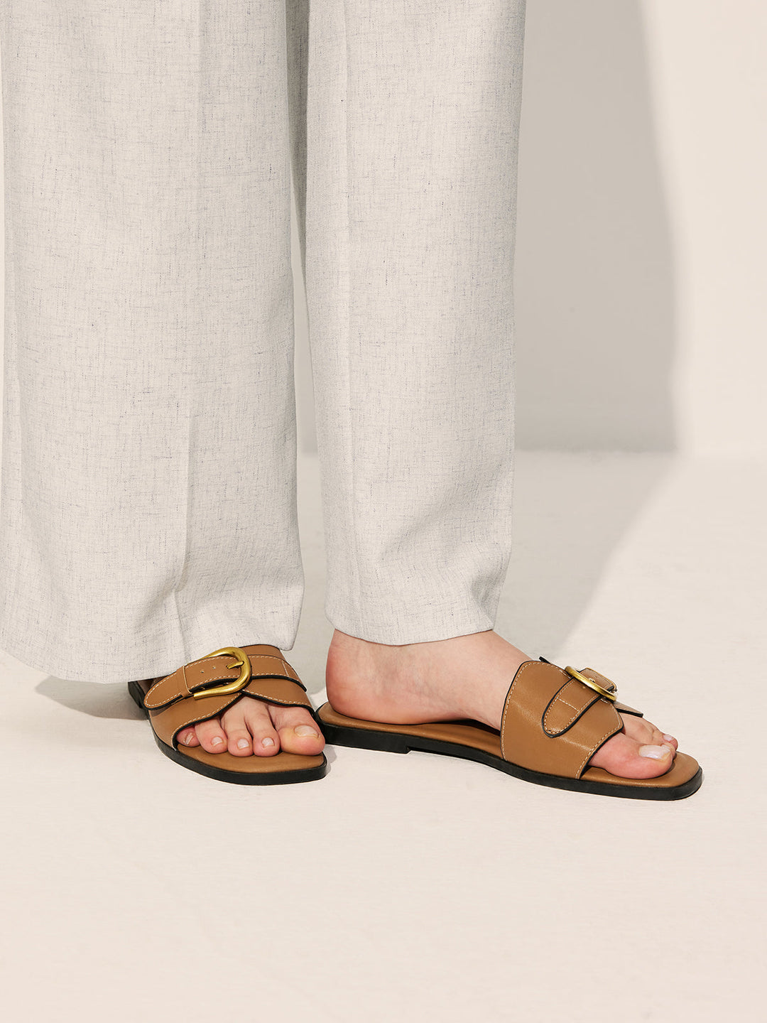 Women's foot-supporting sandals with buckles