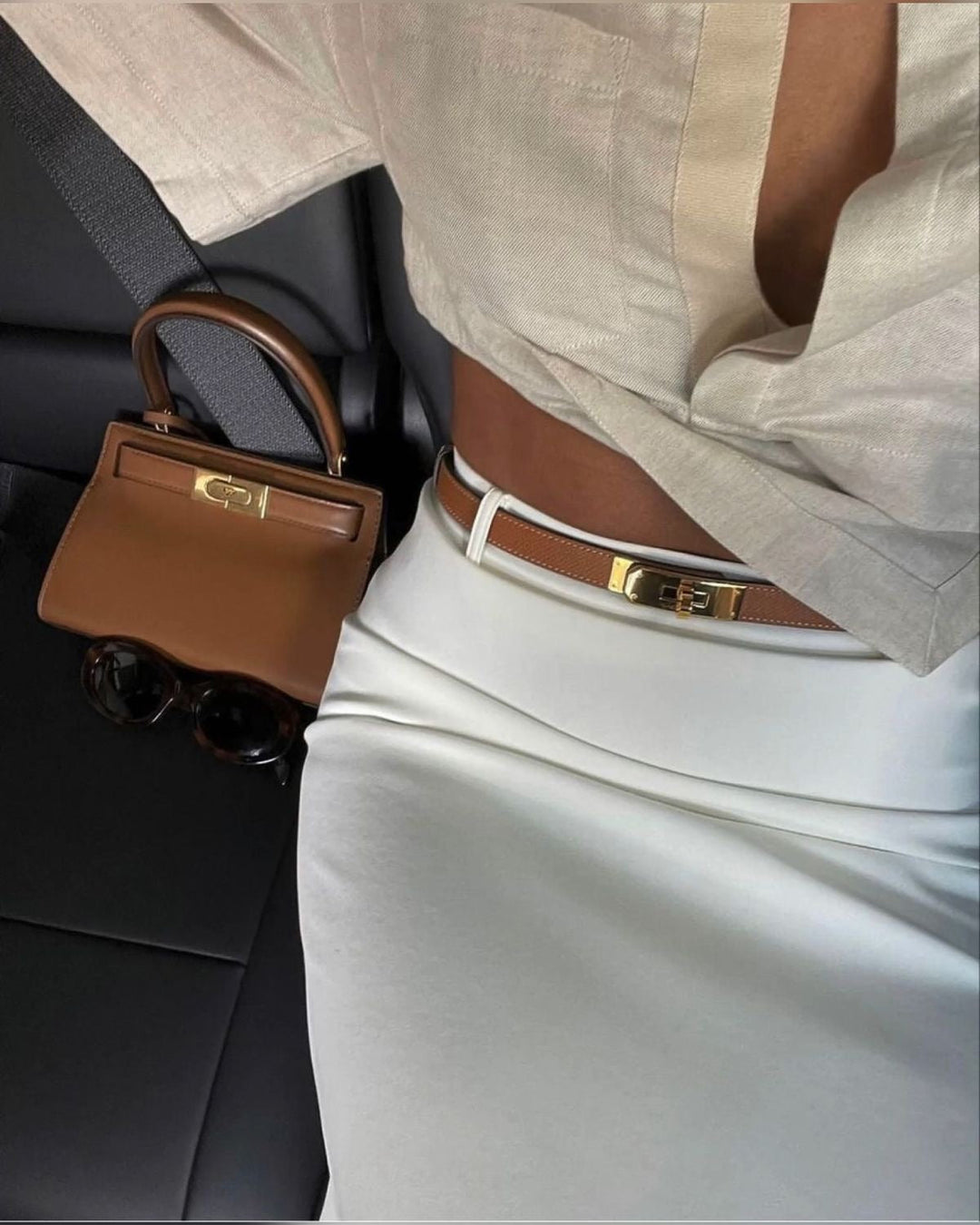 Luxurious women's waist belt – elegant design with gold accent