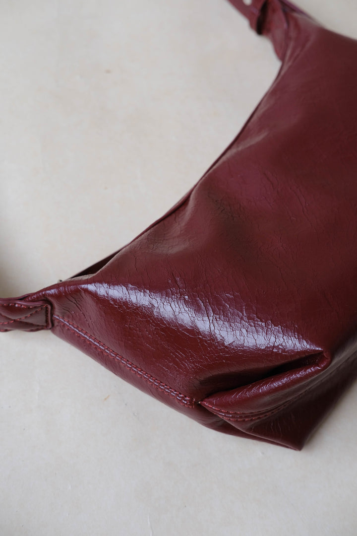 Wine red retro shoulder bag made of vegan leather – crossbody handbag