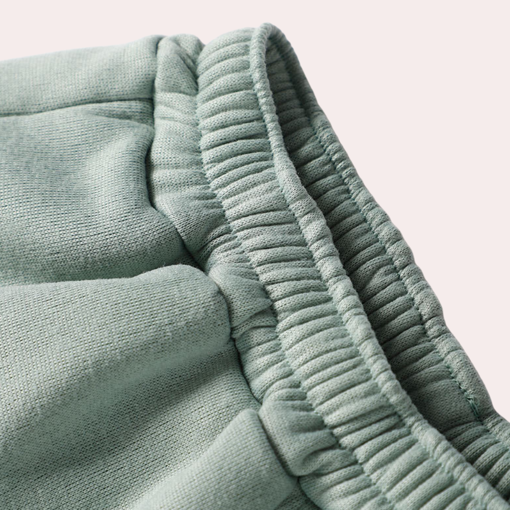 Women's jogging suit comfortable sporty breathable modern cut