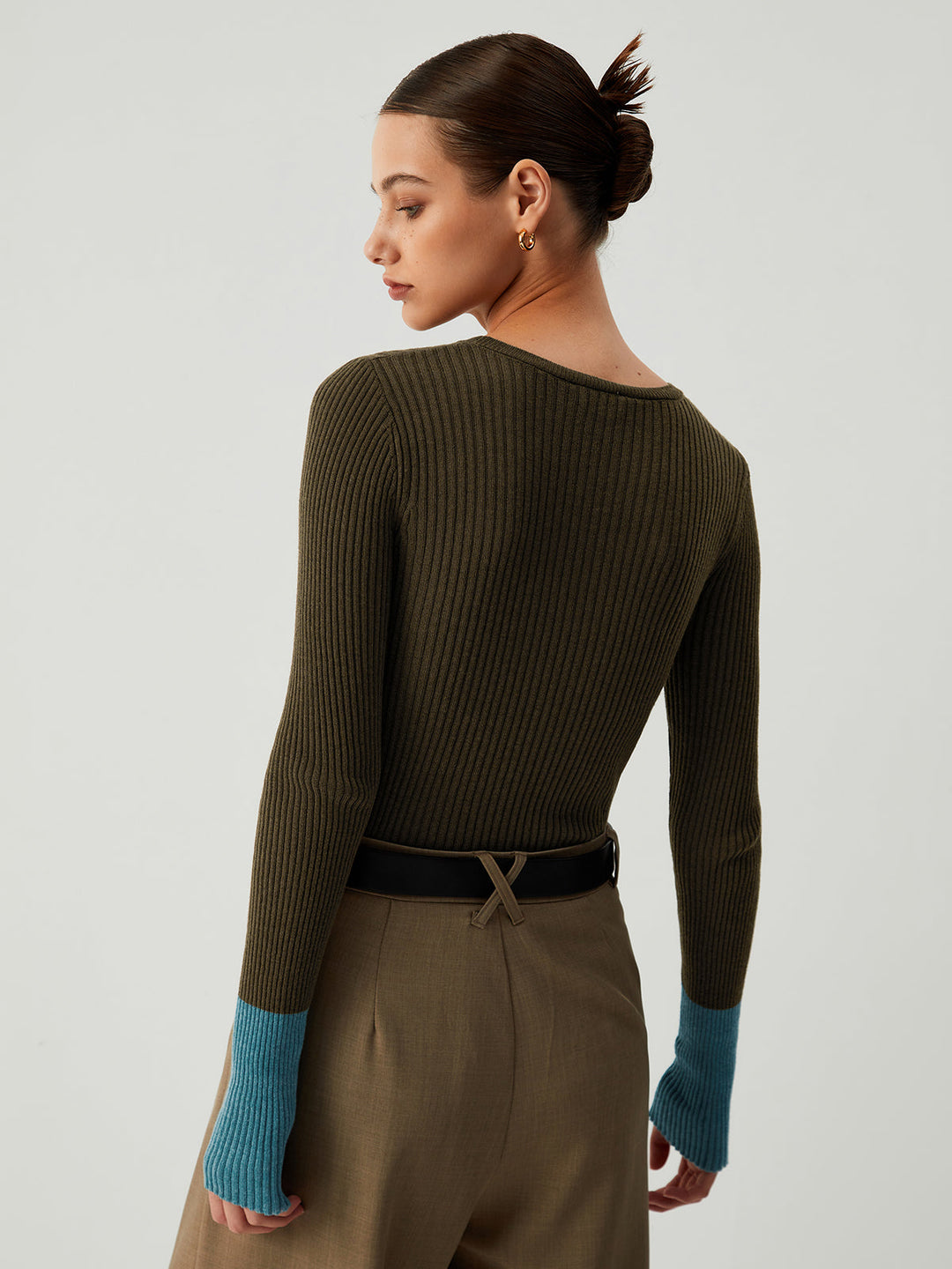 Women's long-sleeve knit top with contrast sleeves