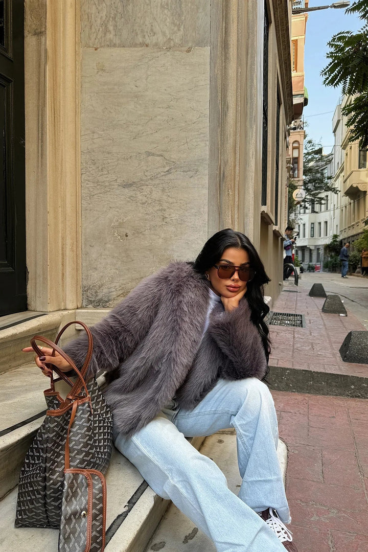 Women's Coat Short Fur Elegant Cut High-Quality Material