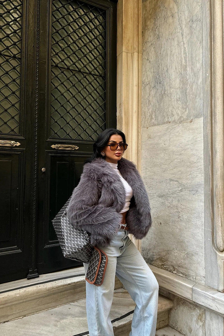 Women's Coat Short Fur Elegant Cut High-Quality Material