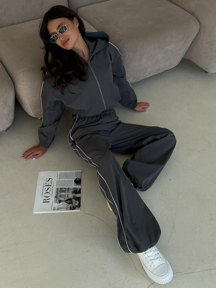 Women's sportswear set with hood and feminine cut