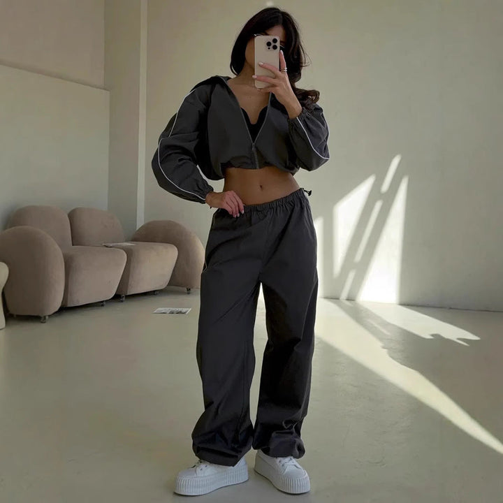 Women's sportswear set with hood and feminine cut