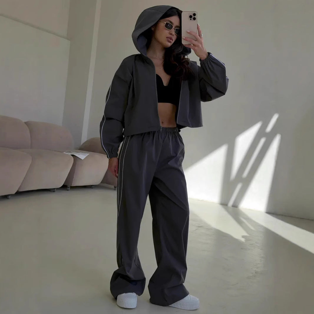 Women's sportswear set with hood and feminine cut