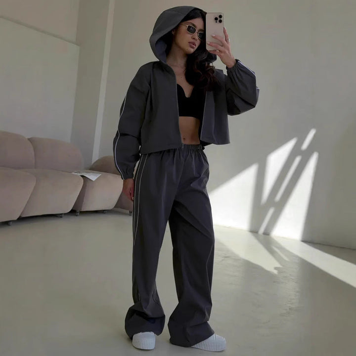 Women's sportswear set with hood and feminine cut