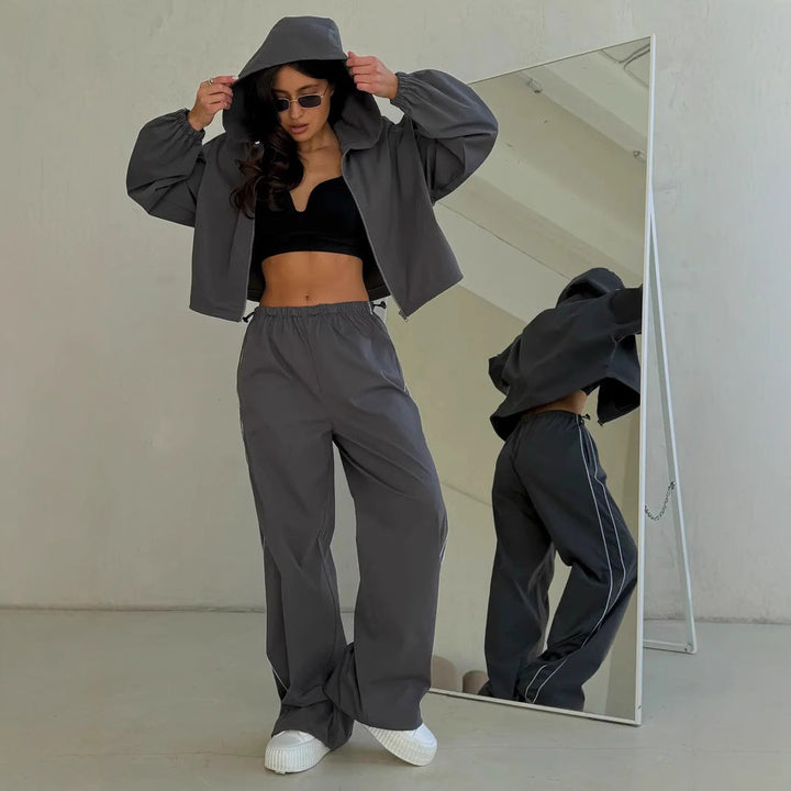 Women's sportswear set with hood and feminine cut