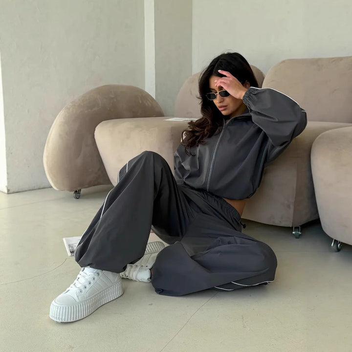 Women's sportswear set with hood and feminine cut