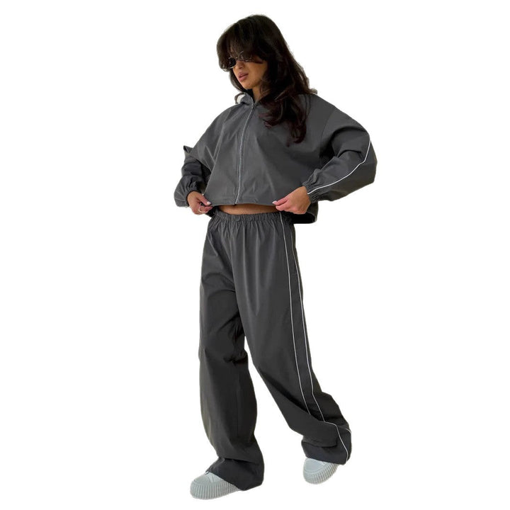 Women's sportswear set with hood and feminine cut