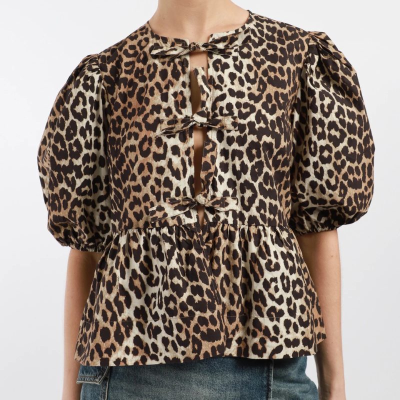 Women's blouse with puff sleeves and peplum cut