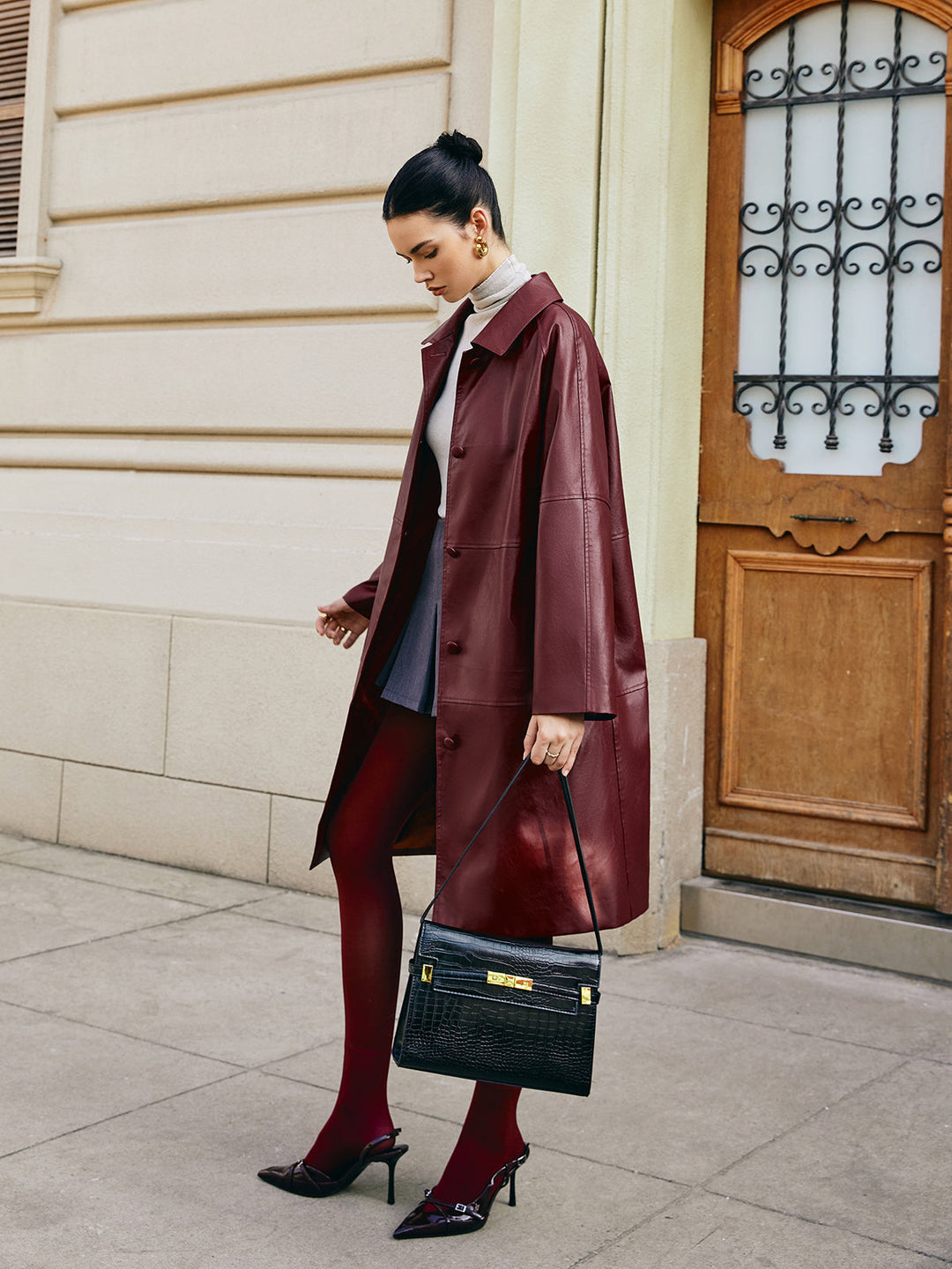 Long women's jacket with pockets and button, timeless style for every occasion