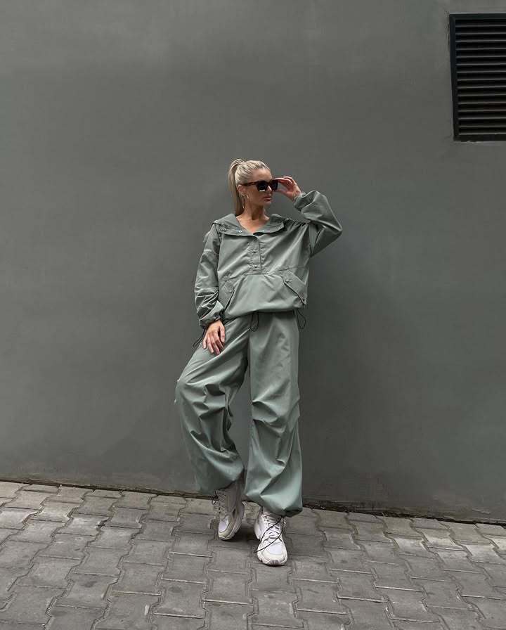 Women's jacket water-repellent with hood and adjustable hem