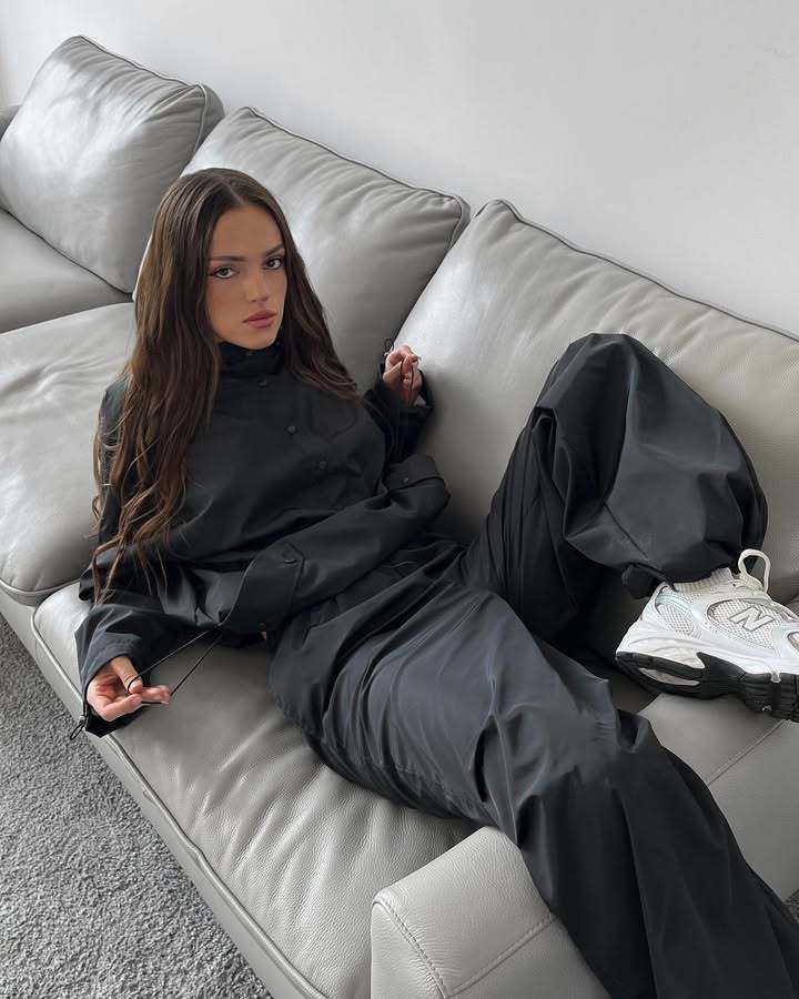 Women's jacket water-repellent with hood and adjustable hem