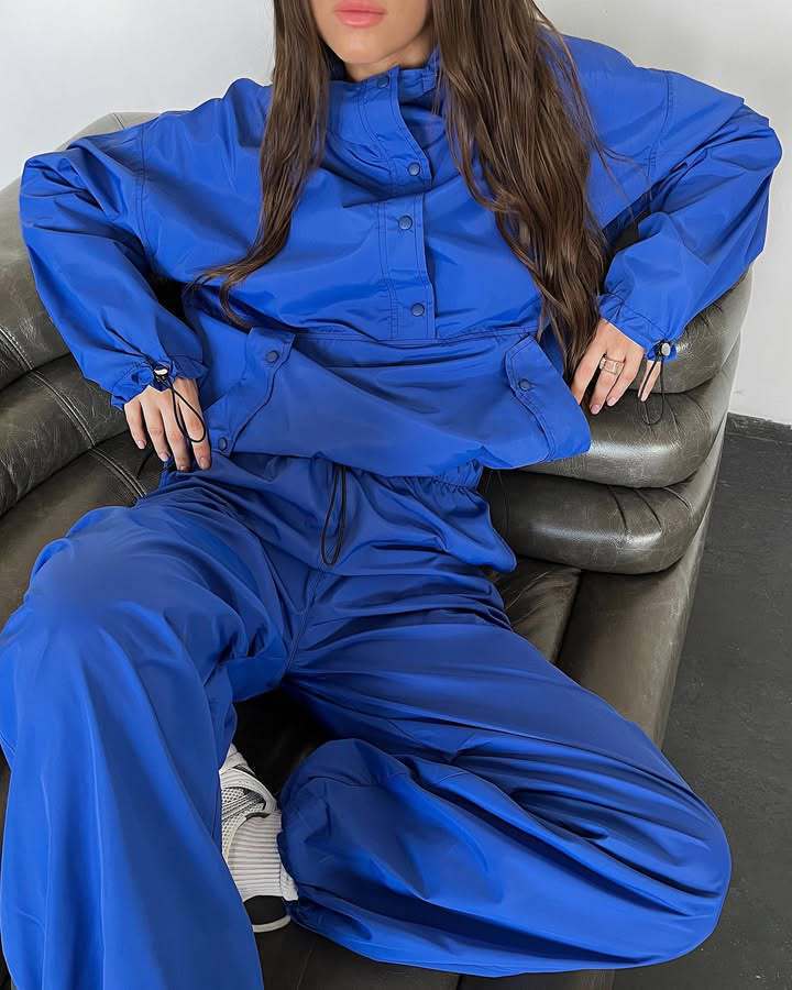 Women's jacket water-repellent with hood and adjustable hem