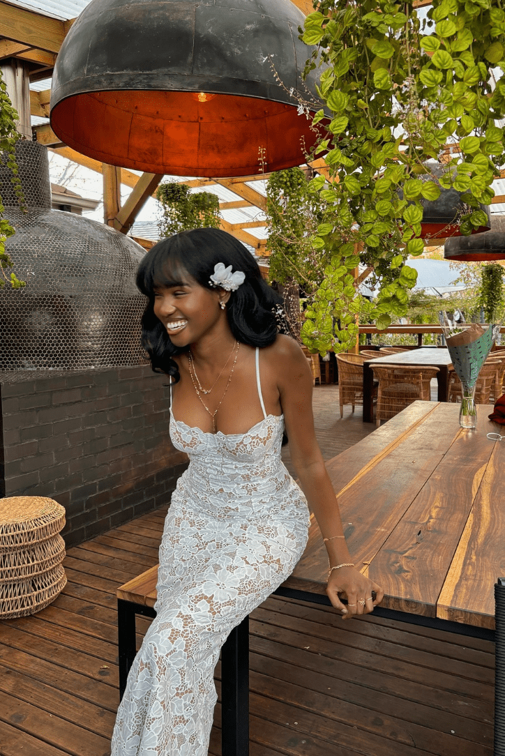 Elegant lace maxi dress – flowing evening gown with luxurious lace