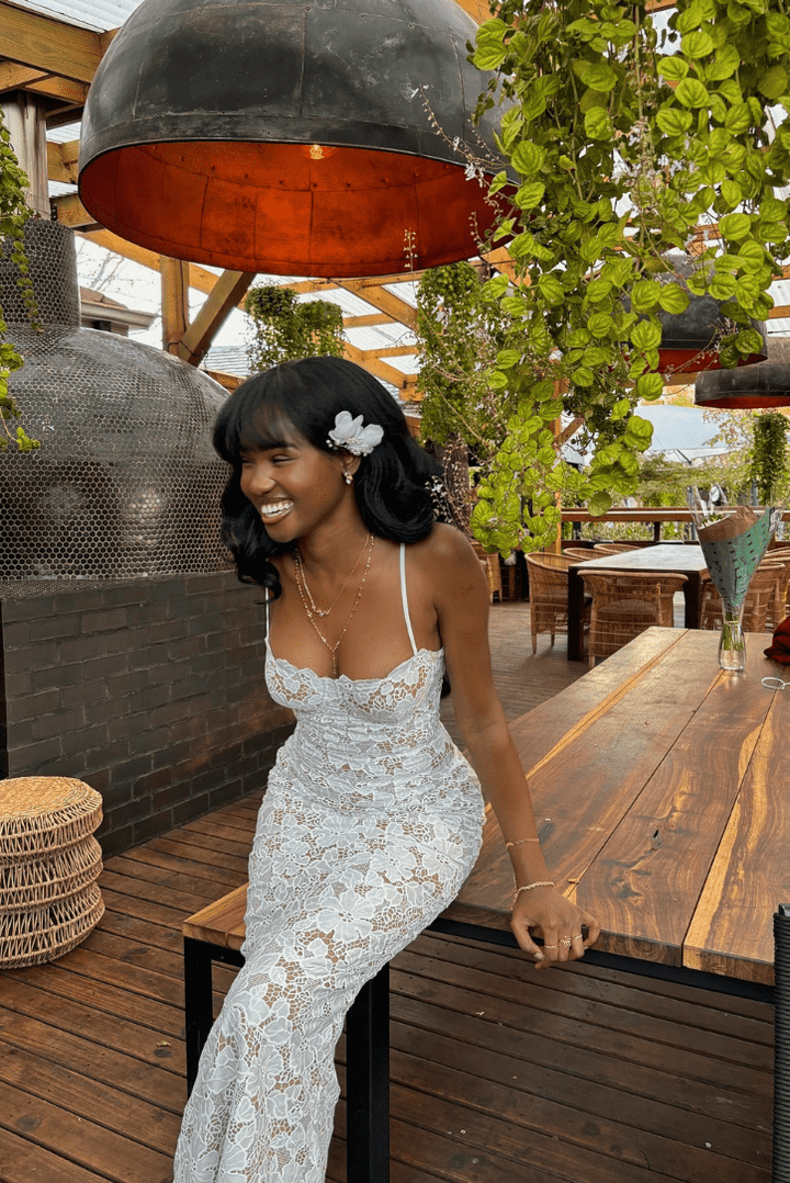 Elegant lace maxi dress – flowing evening gown with luxurious lace