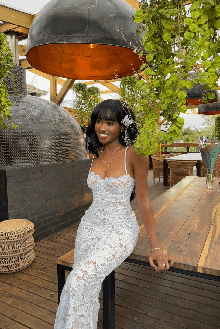 Elegant lace maxi dress – flowing evening gown with luxurious lace