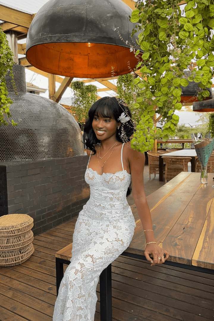 Elegant lace maxi dress – flowing evening gown with luxurious lace