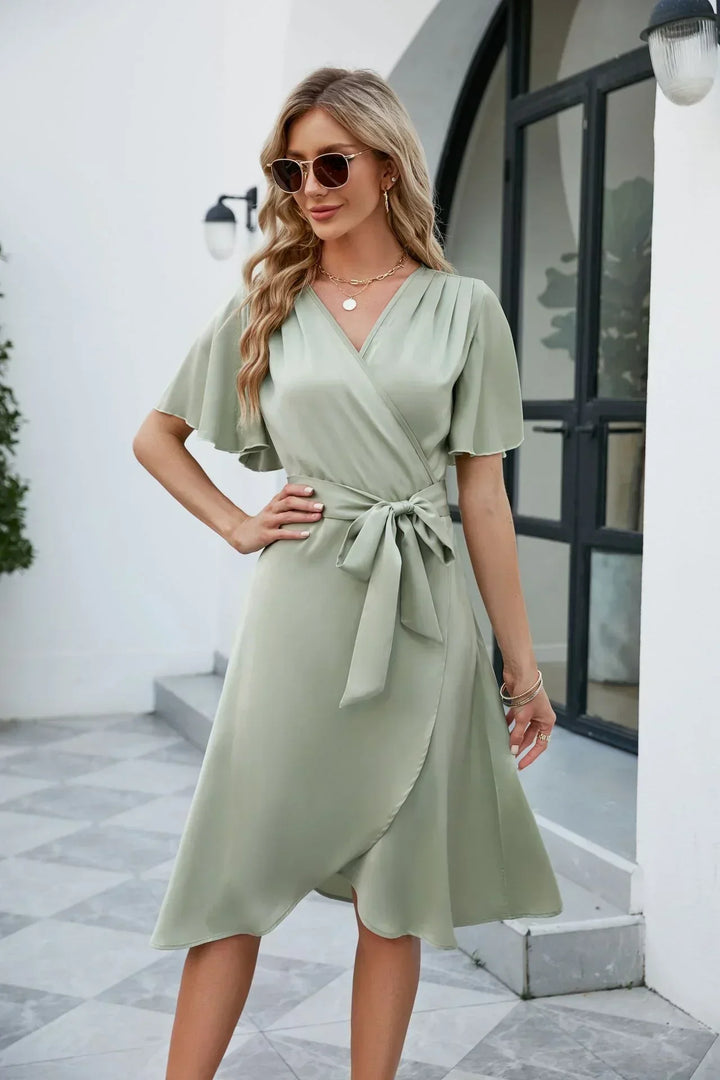 Elegant wrap dress with waist bow – midi length, V-neckline