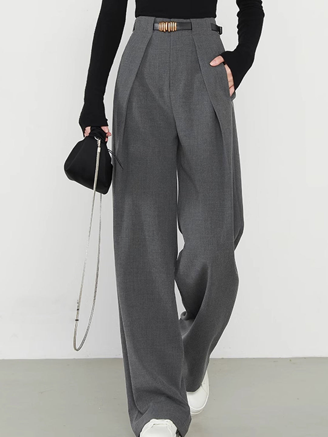 High-waisted straight pants with pockets made of woven fabric
