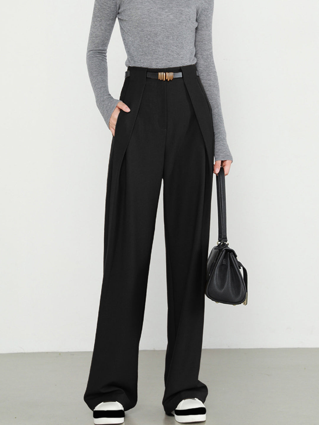 High-waisted straight pants with pockets made of woven fabric