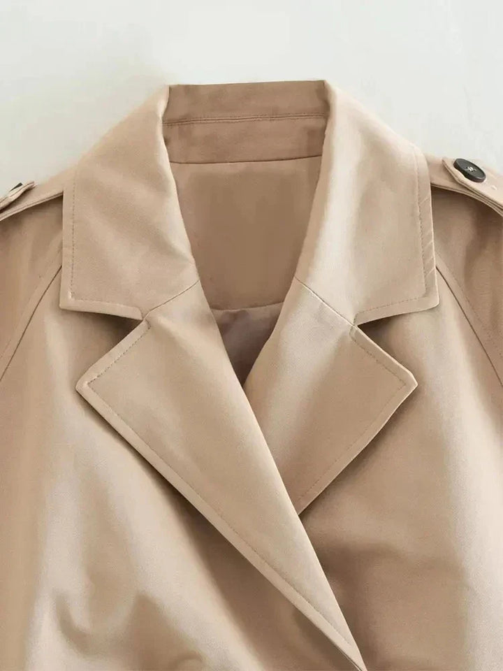 Women's trench coat made of cotton blend with cropped cut and lapel collar