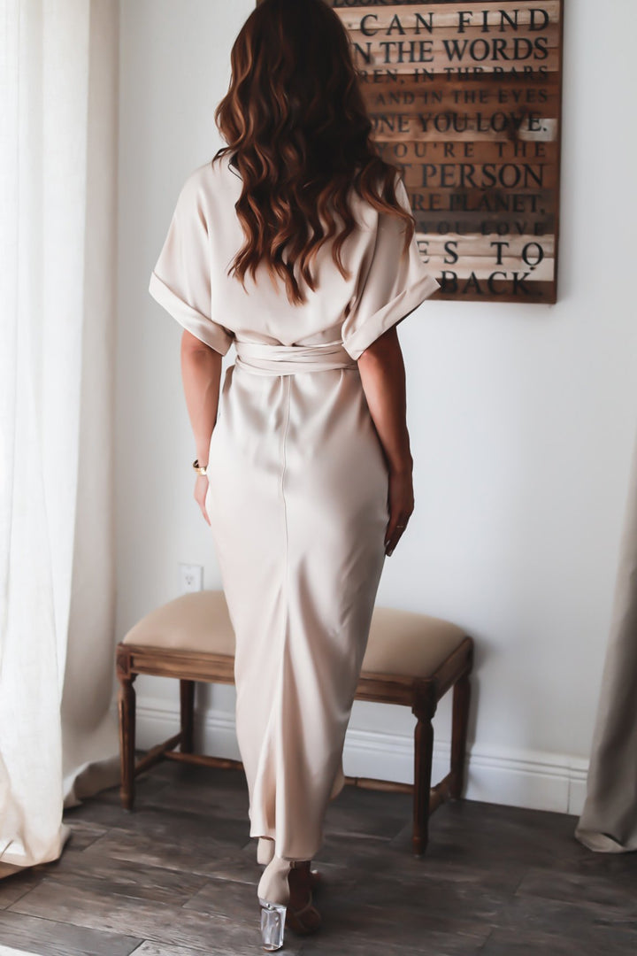 Women's midi dress made of cotton with a figure-hugging cut and button placket