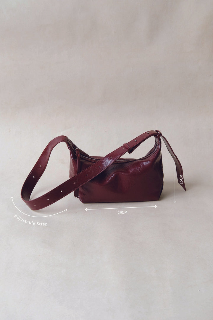 Wine red retro shoulder bag made of vegan leather – crossbody handbag