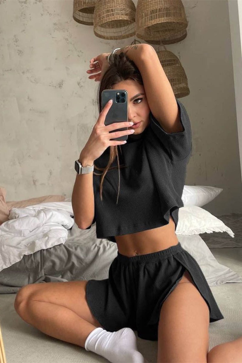 Women's set with crop top & shorts made of waffle knit – casual and comfortable