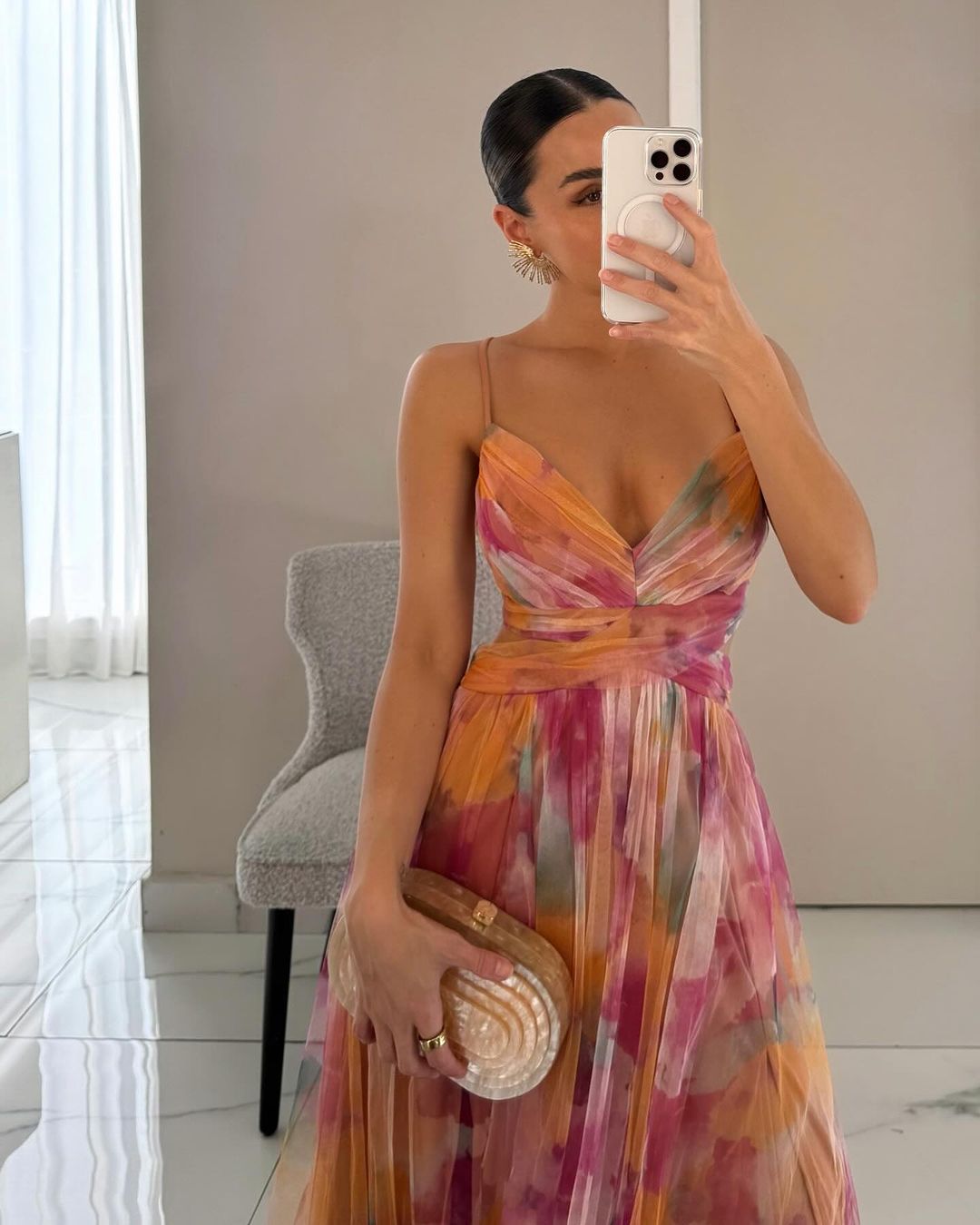 Elegant women's maxi dress with V-neck – ideal for wedding guests