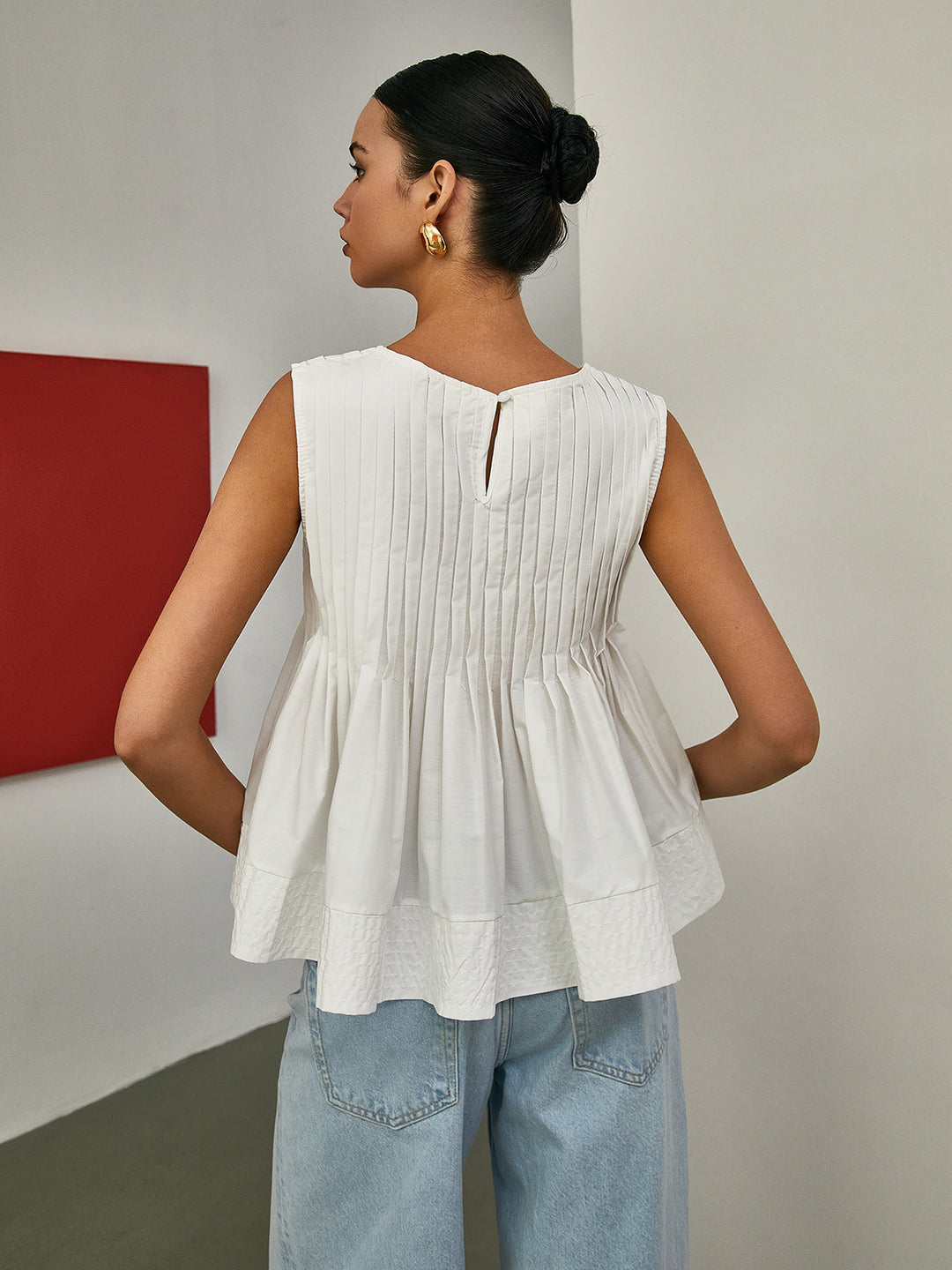 Sleeveless Pleated Peplum Blouse – Elegant Waist-Emphasized Look