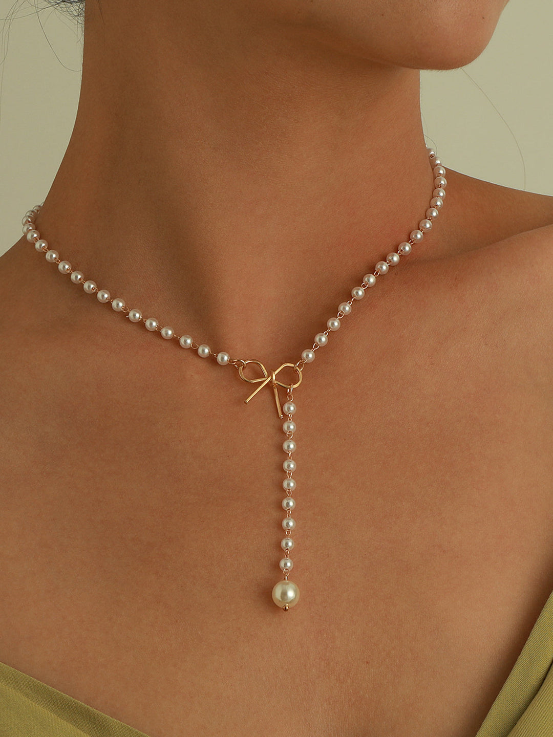 Elegant necklace with pearls and bows