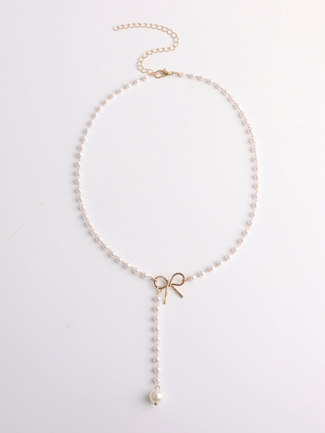 Elegant necklace with pearls and bows