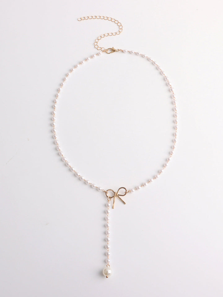 Elegant necklace with pearls and bows
