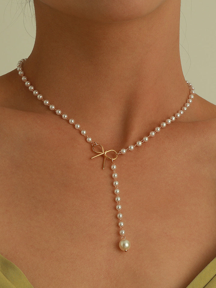 Elegant necklace with pearls and bows
