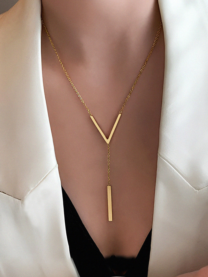 Minimalist necklace with geometric pendant made of titanium steel