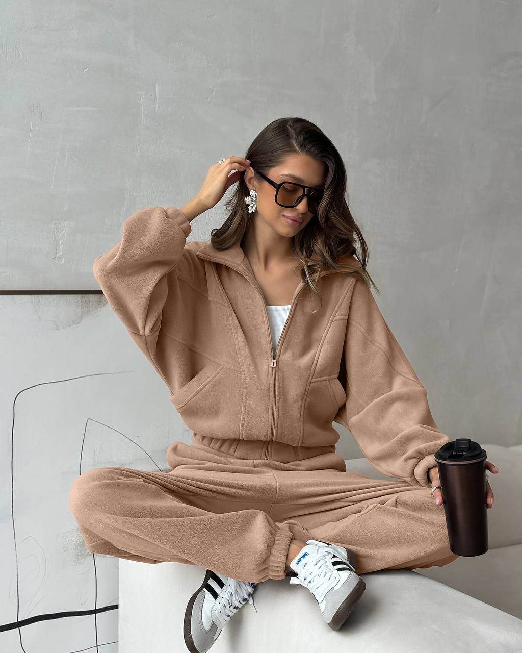Women's lounge set with stylish zipper – practical pockets and wide sleeves