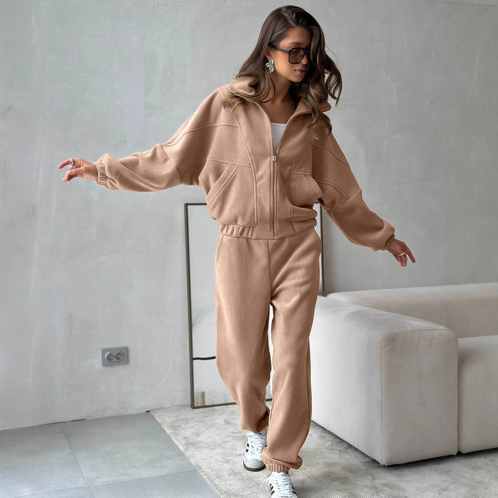 Women's lounge set with stylish zipper – practical pockets and wide sleeves