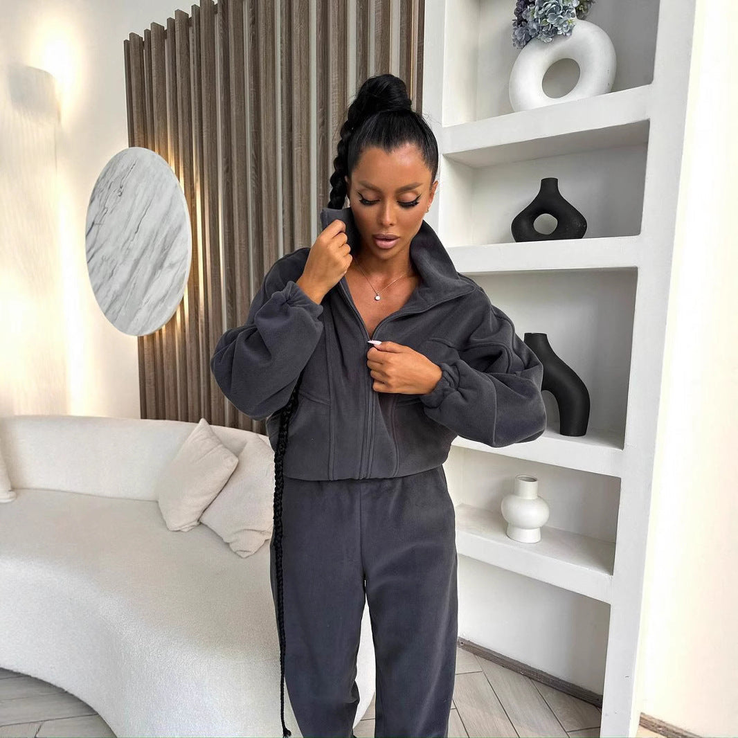 Women's lounge set with stylish zipper – practical pockets and wide sleeves