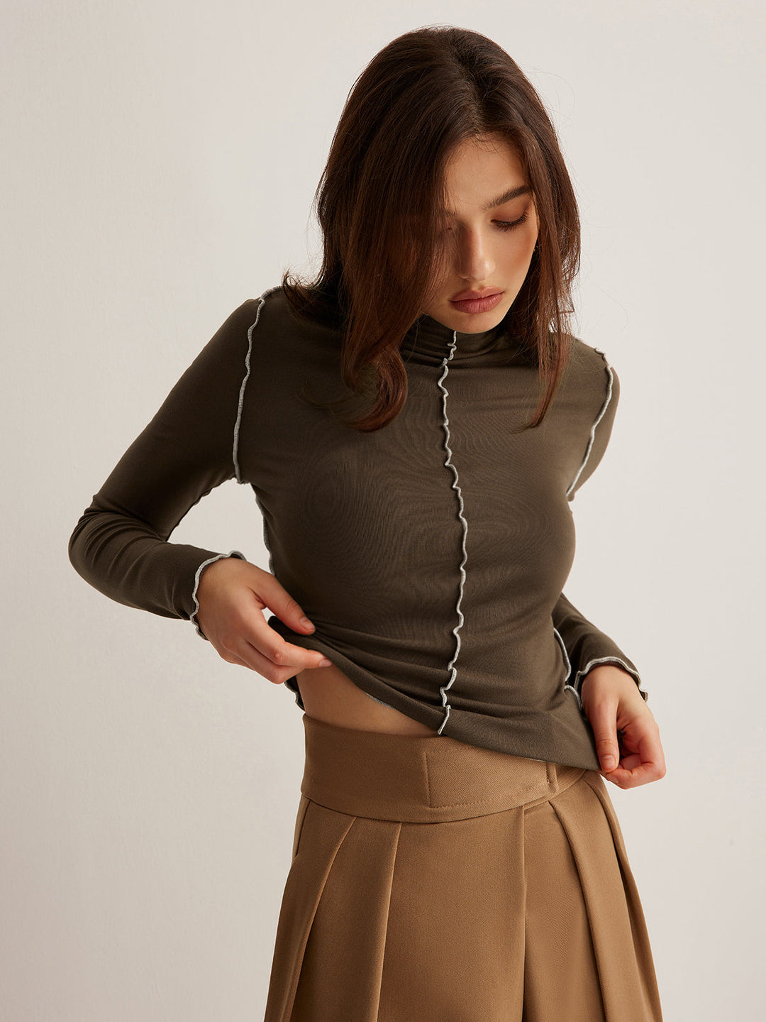 Haut pour femmes en jersey avec col montant et passepoil contrasté design élégant