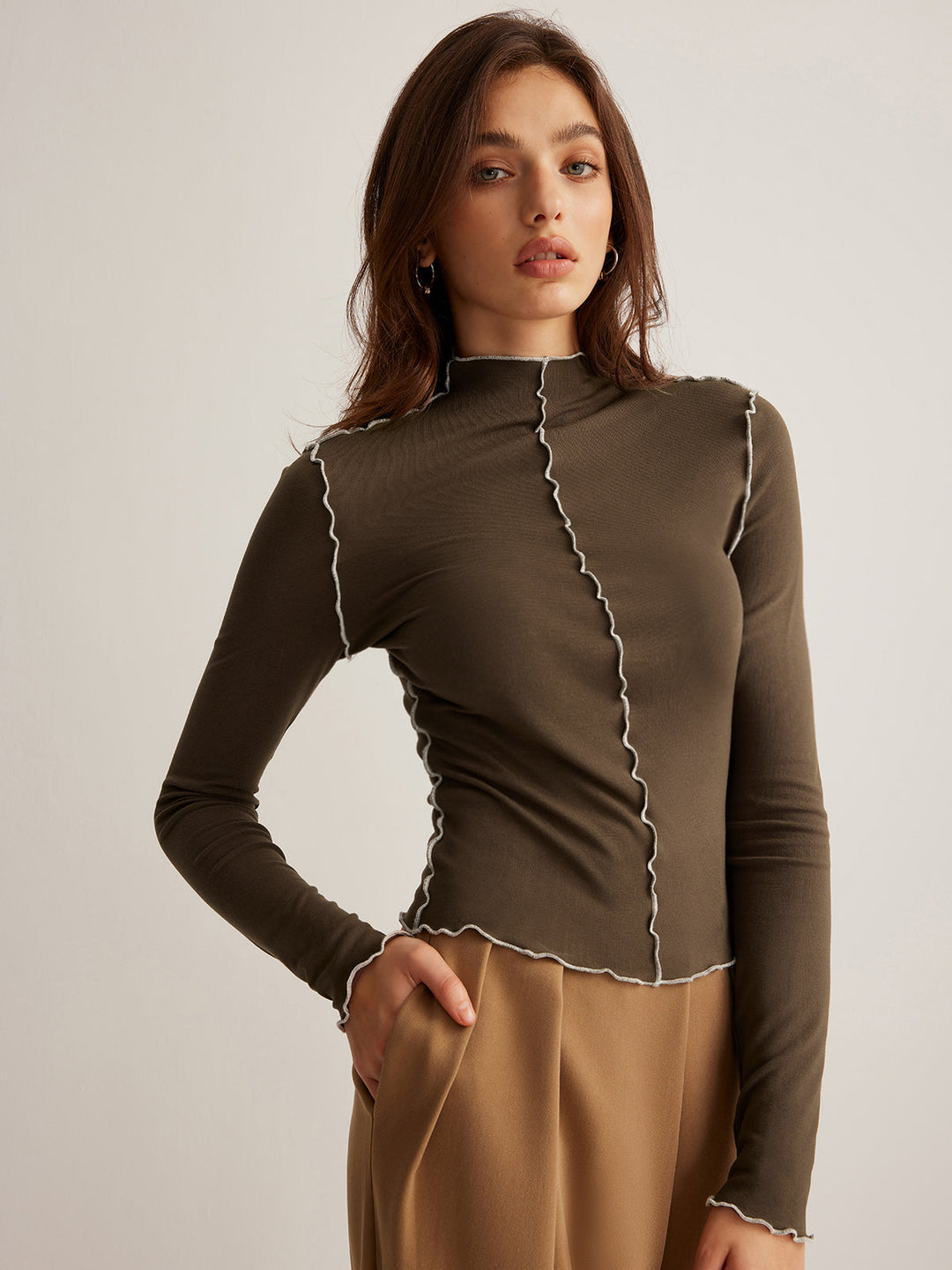 Haut pour femmes en jersey avec col montant et passepoil contrasté design élégant