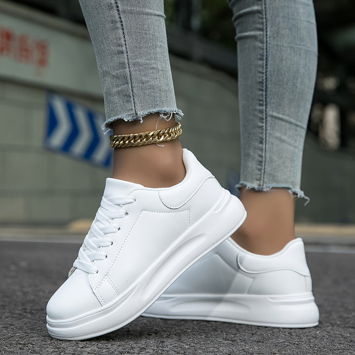 Women's sneakers made of breathable material with comfortable support