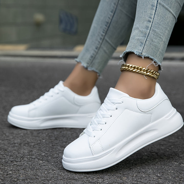 Women's sneakers made of breathable material with comfortable support